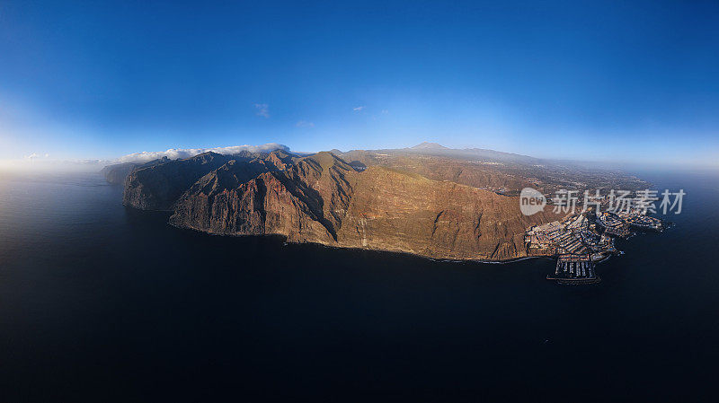 180度空中全景Los Gigantes度假村和悬崖(巨人的悬崖)，特内里费，加那利群岛，西班牙。